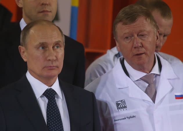 Russian President Vladimir Putin is seen with Anatoly Chubais in 2016. (Photo: Mikhail Svetlov via Getty Images)