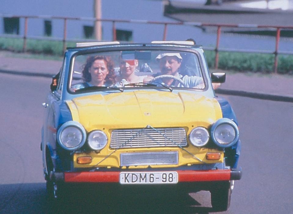 Und noch ein deutsches Kultauto aus den frühen 90er-Jahren: In "Go Trabi Go" wollen Udo Struutz (Wolfgang Stumph), Ehefrau Rita (Marie Gruber) und Tochter Jacqueline (Claudia Schmutzler) Italienurlaub machen. Hingucker war der Volkswagen der ehemaligen DDR: In der Roadmovie-Komödie von 1991 spielte der Zwickauer Zweitakter eine tragende Rolle. (Bild: Eurovideo)