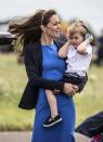 <p>En julio de 2016, George visitó junto a sus padres la Royal International Air Tattoo y parece que el ruido de los aviones molestó algo al hijo mayor de los duques de Cambridge, al que aquí vemos con unos auriculares en los brazos de Kate Middleton. (Foto: Richard Pohle / Reuters). </p>