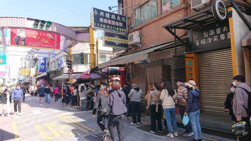 國華、友愛街口的美食店家出現大批遊客排隊。（圖／中國時報程炳璋攝）
