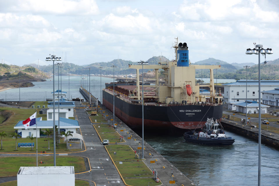 船東與進口商示警，巴拿馬運河（Panama Canal）的旱象，以及1萬1500公里外蘇伊士運河（Suez Canal）附近的貨船恐遭遇葉門叛軍「青年運動」發起的攻擊，將限制耶誕假期前的海上交通，全球供應鏈面臨威脅。圖為4月時貨船進入巴拿馬運河。（路透社資料照）