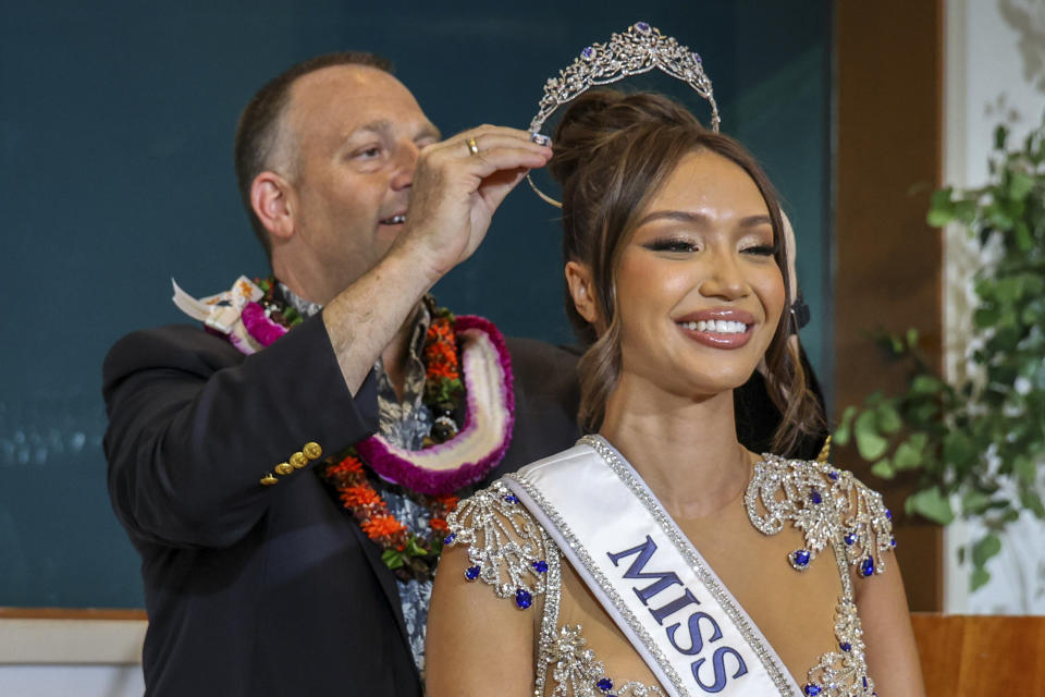 El gobernador de Hawaii Josh Green corona a Savannah Gankiewicz Miss Estados Unidos 2023 el miércoles 15 de mayo de 2024 en Honolulu en una imagen proporcionada por la Oficina del Gobernador Josh Green. Gankiewicz fue coronada el miércoles, más de una semana después de que la anterior Miss Estados Unidos renunciara alegando motivos de salud mental. (Office of Governor Josh Green, M.D. vía AP)