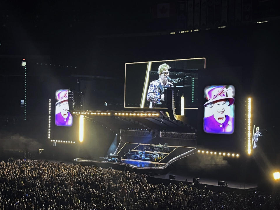 Elton John, durante un concierto en Toronto el 8 de septiembre de 2022. El cantante británico rindió homenaje a la reina Isabel II en su último concierto en Toronto, donde dijo que la monarca había sido una inspiración para él y que estaba triste por su muerte. (AP Foto/Robert Gillies)