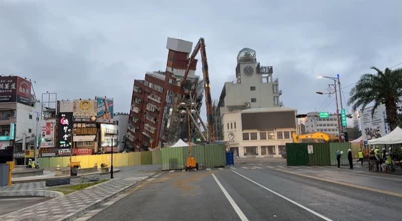 花蓮地震釀災，傾斜的天王星大樓拆除中。（圖／翻攝畫面）