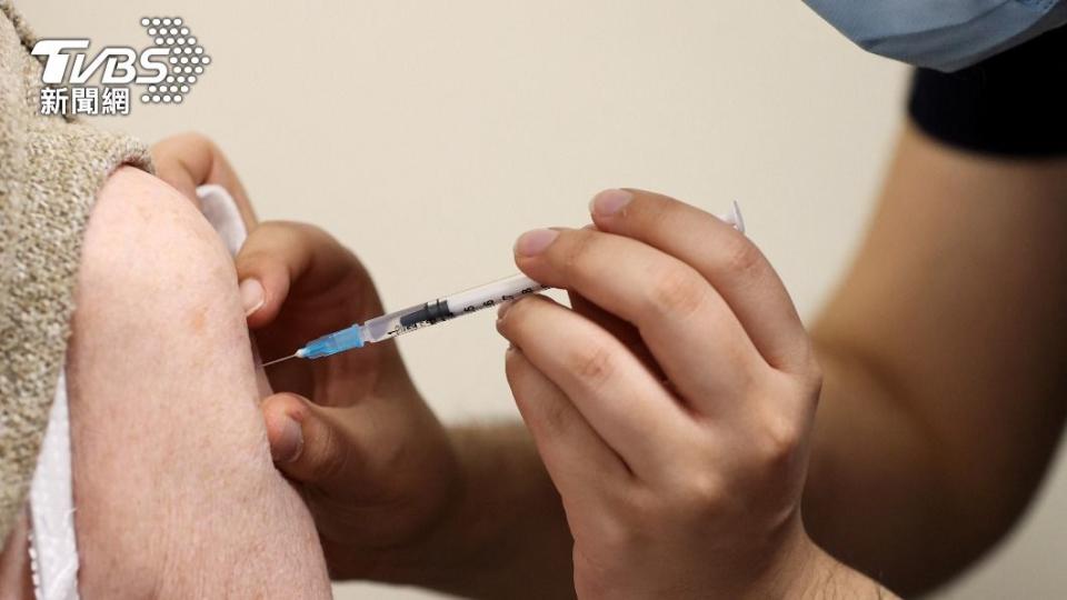 英國研究發現，接種2劑疫苗可降低長新冠發生率。（圖／達志影像路透社）