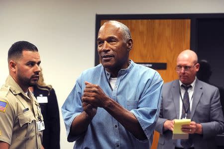 Foto del jueves de O.J. Simpson durante la audiencia de libertad condicional en Nevada. Jul 20, 2017. La Justicia estadounidense otorgó el jueves la libertad condicional a O.J. Simpson, quien saldrá de prisión en octubre después de nueve años tras las rejas por un fallido robo a mano armada. July 20, 2017. REUTERS/Jason Bean