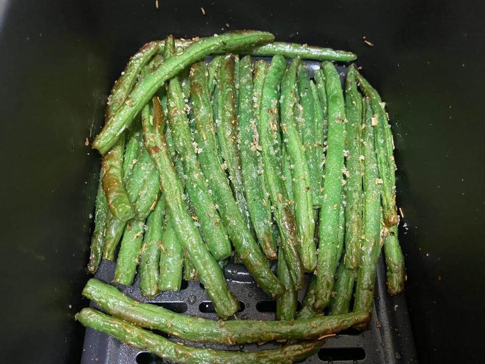 seasoned green beans in an air fryer