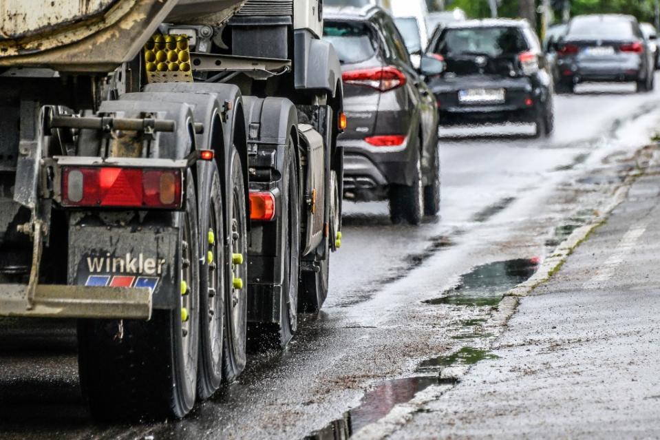 Schlaglöcher und tiefe Rillen: Der Dorfstraße B2 merkt man den Sanierungsstau deutlich an. Die Erneuerung des Zubringers zum Berliner Ring hat sich immer wieder verzögert.<span class="copyright">Thomas Schubert / Vertragsfotografen (HA und BM)</span>