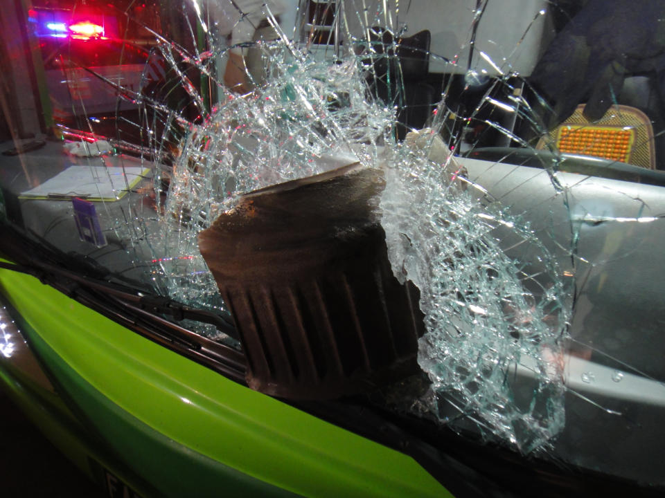 國道警方12日指出，一輛統聯客運行經國1北上苗栗路段，遭大型車輛掉落物砸中擋風玻璃，造成余姓司機臉部受傷，所幸司機處置得宜，未造成重大傷害。（翻攝照片）