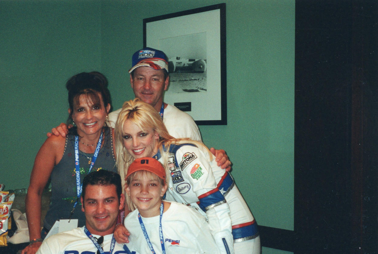 En el sentido de las agujas del reloj, desde la parte superior izquierda: Lynne, Jamie, Britney, así como sus hermanos Jamie Lynn y Bryan Spears en la carrera de Nascar Pepsi 400 en 2001. (Vía Felicia Culotta vía The New York Times)