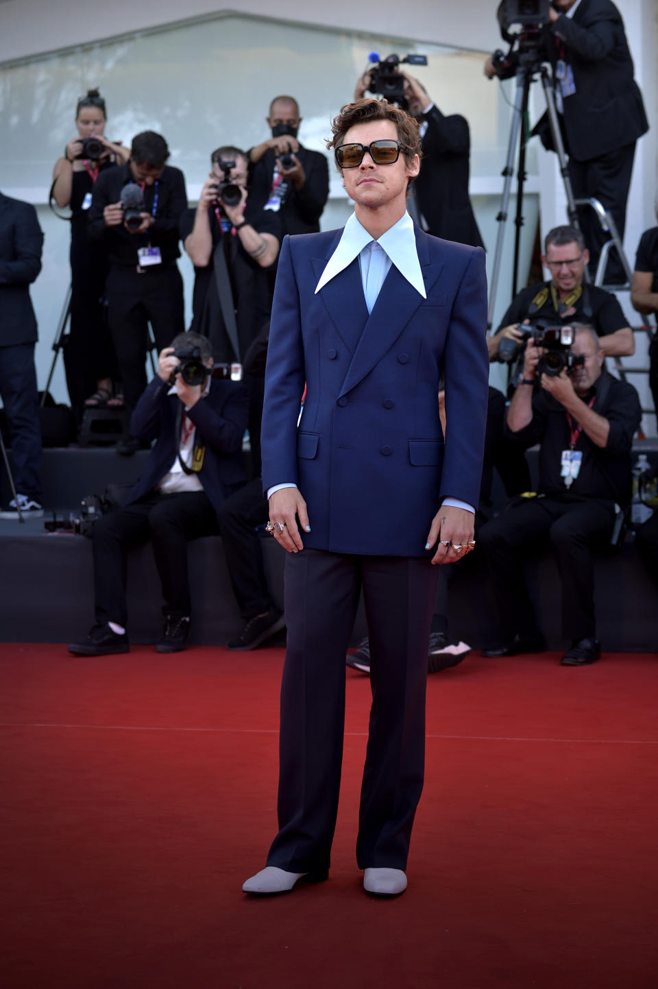 Harry Styles en costume Gucci sur le tapis rouge du Festival du Film de Venise en 2022