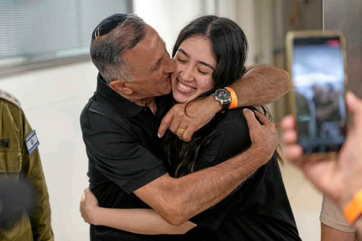 Noa Argamani et son père Yaakov Argamani au moment de sa libération.   - Credit:UPI/Newscom/SIPA / SIPA / UPI/Newscom/SIPA