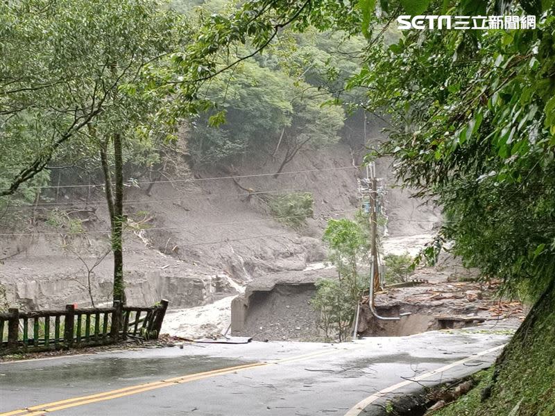 奧萬大因地基被沖刷淘空，還有路面不斷掉落河中。（圖／翻攝畫面）