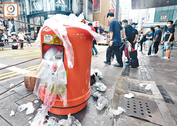 中環：飯盒等塑膠垃圾多到連垃圾桶也裝不下，出現「嘔吐」。（何天成攝）