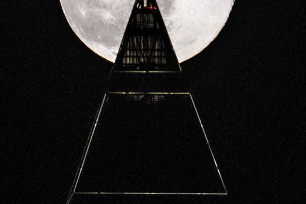 <p>La pleine lune du 27 février 2021, derrière le Messeturm de Frankfort. </p>