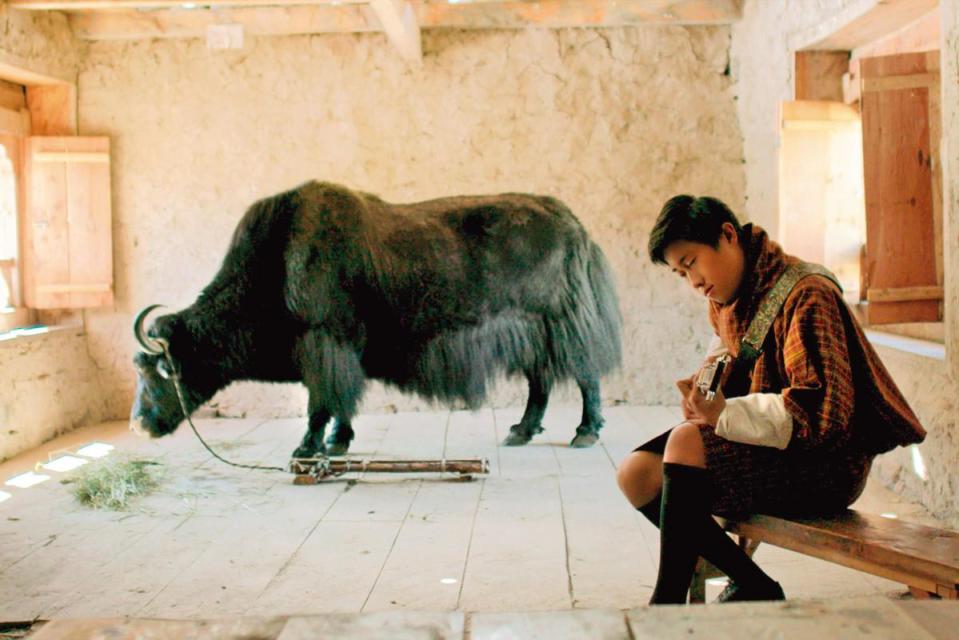 男主角希拉布多吉是創作歌手，在《不丹是教室》裡飾演想出國追求音樂夢想的老師。（海鵬提供）