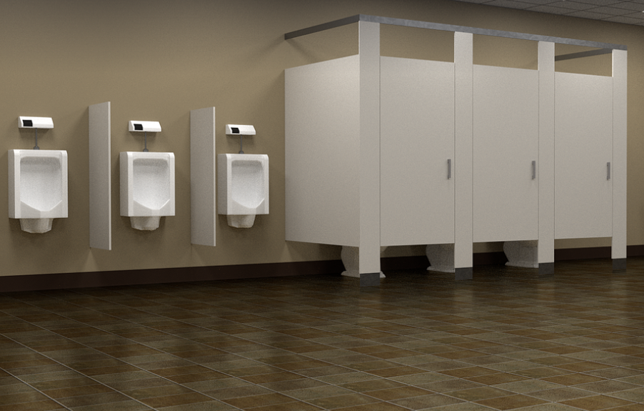 不少男廁的小便斗只用一個隔板區隔。（示意圖／翻攝自pixabay）