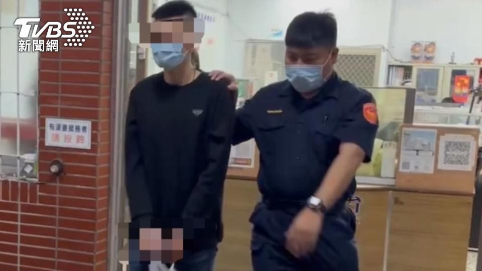 22歲的黃男被依刑法妨害風化罪嫌，移送高雄地檢署偵辦。（圖／Tvbs）