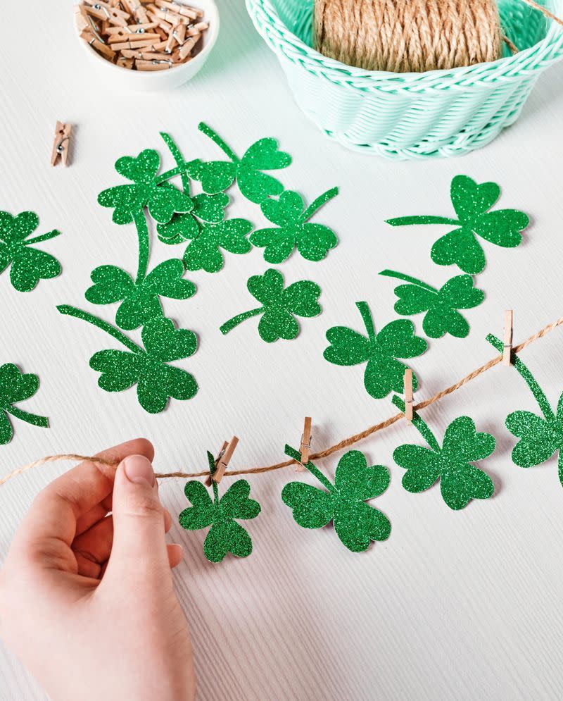 st patricks day garland made of sparkly clovers