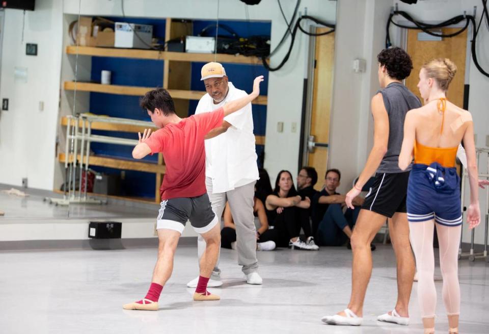 Satoki Habuchi y Alonzo King ensayando “Following the Subtle Current Upstream”. 