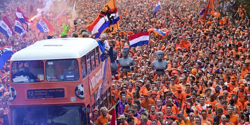 100.000 Fans nehmen am Fanmarsch der Niederländer teil<span class="copyright">Anadolu via Getty Images</span>