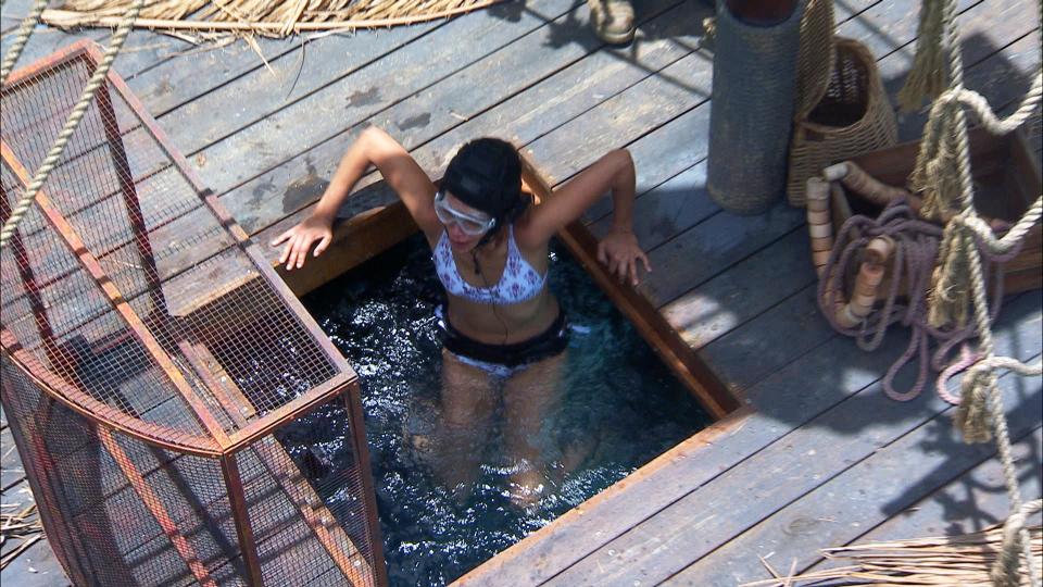 Gisele Oppermann traut sich nicht so richtig ins Wasser. Sie bricht die Dschungelprüfung ab und geht ohne Sterne und damit ohne Essen ins Camp zurück. Foto: MG RTL D