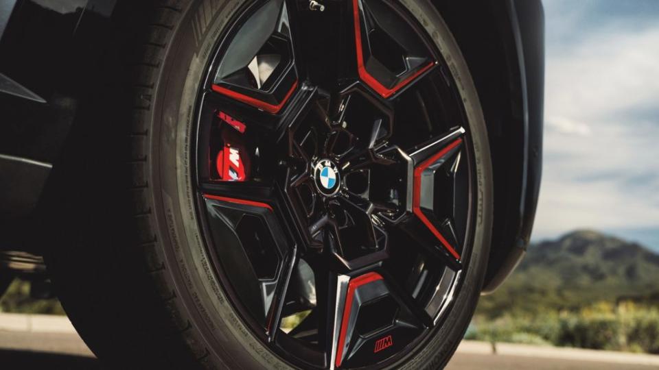 除了傳統煞車之外，XM Label Red的動能回收系統也可帶來減速效果。(圖片來源/ BMW)