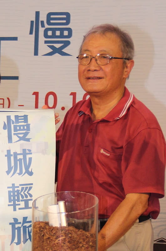 曾獲文協獎章  華陶窯主陳文輝病逝享壽80歲 苗栗縣華陶窯窯主、前立委陳文輝因肝癌14日下午睡 夢中離世，享壽80歲。他生前打造融合花、陶、窯、 景的台灣人文園林，長期深耕在地文化，並曾獲頒文 化部「文協獎章」。（資料照） 中央社記者管瑞平攝 112年12月14日 