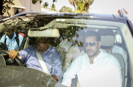 Bollywood actor Salman Khan (R) sits in a car as he leaves his house for court in Mumbai, Maharashtra May 6, 2015. REUTERS/Stringer