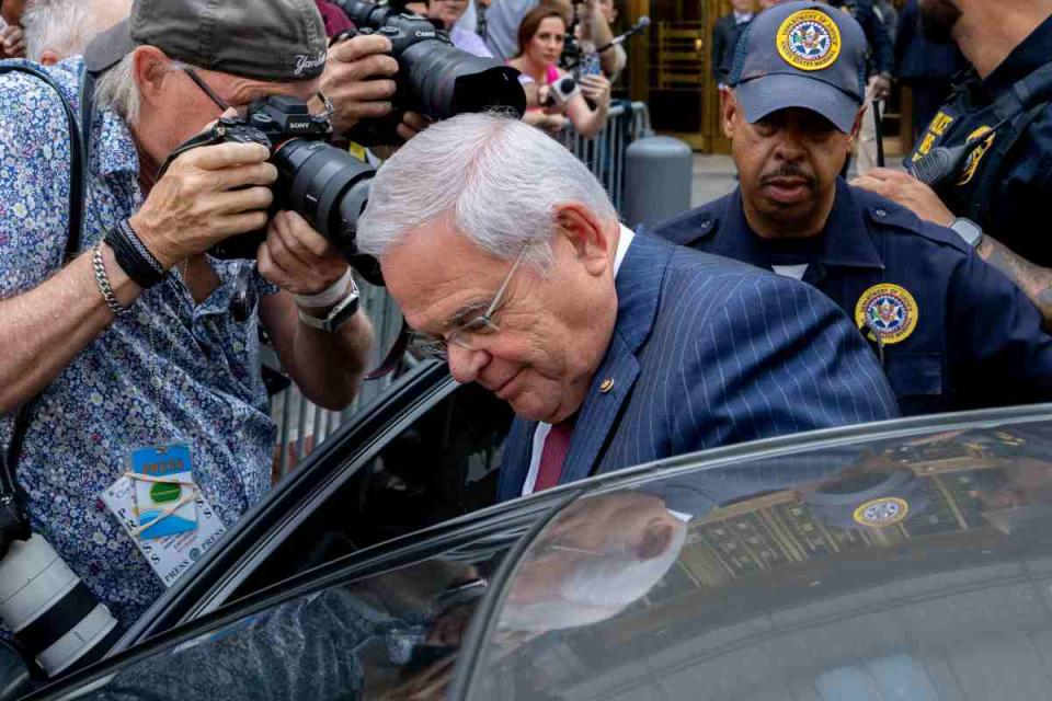 El senador Bob Menéndez al salir de su juicio. Foto: AFP