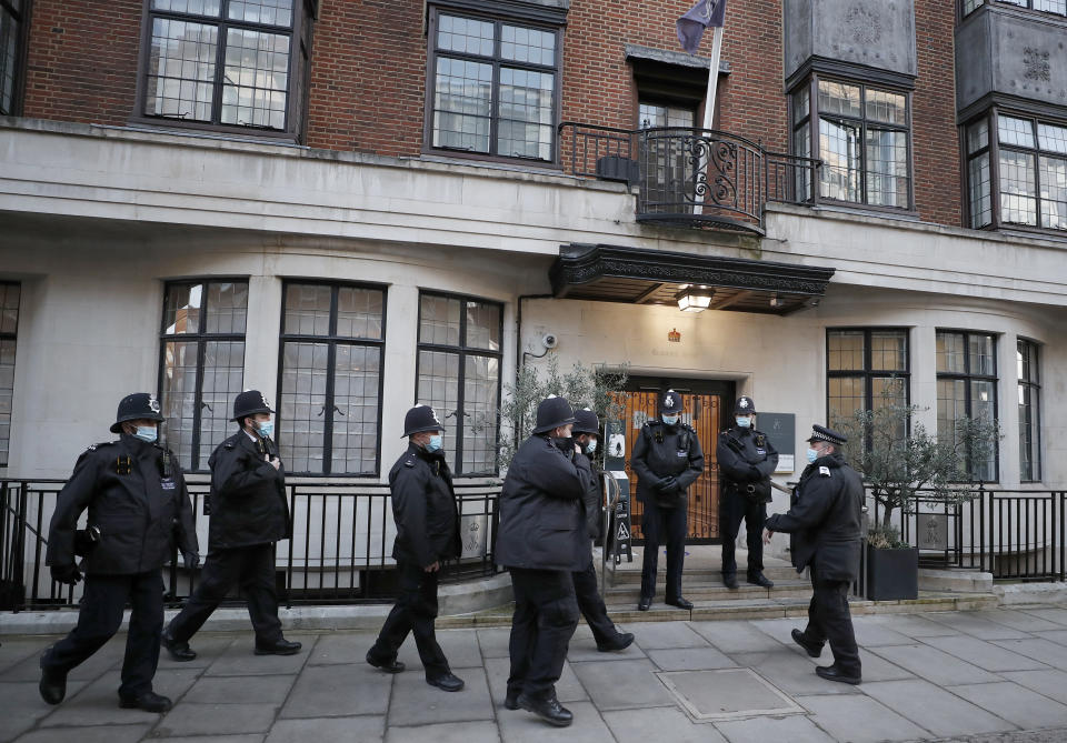 Policías fuera del hospital Rey Eduardo VII en Londres el 18 de febrero de 2021. El Príncipe Felipe de Gran Bretaña, de 99 años, pasó una segunda noche en este hospital de Londres después de ser admitido esta semana como precaución tras sentir molestias. (Foto AP/Frank Augstein)