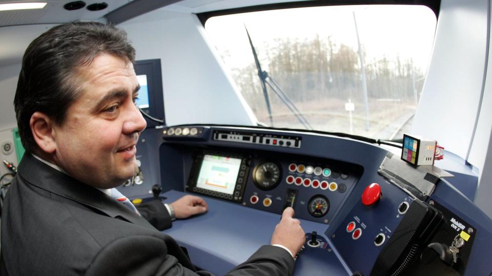 Der damalige Bundesumweltminister Sigmar Gabriel (SPD) fährt in Salzgitter eine S-Bahn des Schienenfahrzeug-Herstellers Alstom Probe. Foto: Rainer Jensen