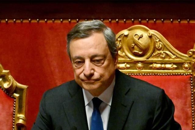 El primer ministro italiano, Mario Draghi, mira tras dirigirse a los senadores sobre la crisis de gobierno tras su dimisión la semana pasada, en el Senado en Roma el 20 de julio de 2022.