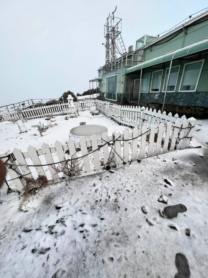 玉山雨夾雪「積雪1公分」 鄭明典曝北峰「這景象」：蒸發皿結凍！