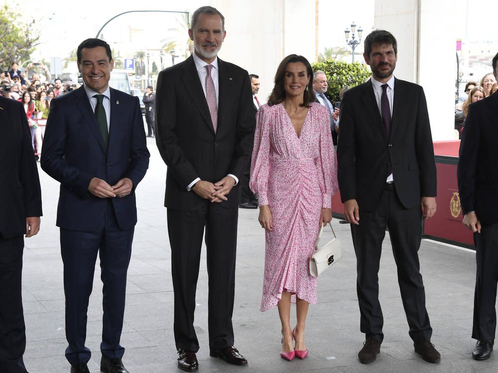 Königin Letizia von Spanien an der Seite ihres Mannes, König Felipe, bei der Verleihung von Medaillen an Kunst- und Kulturschaffende in Cádiz. (Bild: imago/CordonPress)