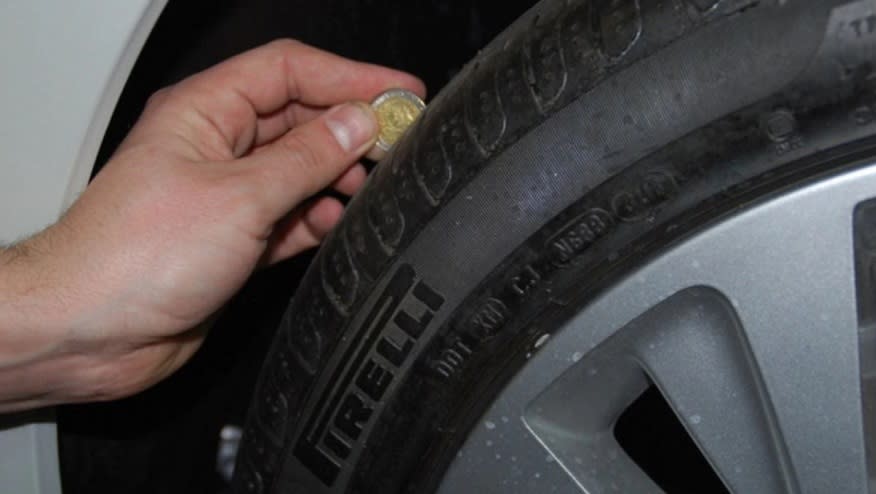 Para medir el desgaste del neumático se puede usar una moneda de $1.