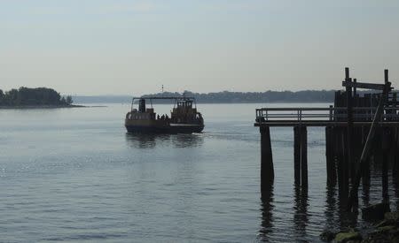 A ferry headed towards Hart's Island leaves from a dock in the Bronx borough of New York, July 19, 2015. REUTERS/Sebastien Malo