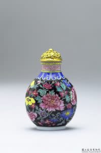 清 乾隆 玻璃胎畫琺瑯黑地百花錦鼻煙壺 | Glass-body painted enamel snuff bottle with a filled floral design on a black background, Qianlong reign (1735-1796), Qing dynasty (Courtesy of NPM)