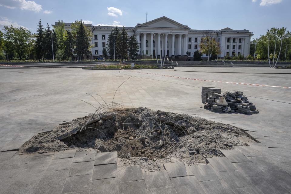 Un cráter tras un ataque ruso de misiles ante el ayuntamiento de Kramatorsk, en el este de Ucrania, el sábado 16 de julio de 2022. Los ucranianos que viven en el camino de la invasión rusa, en asediada provincia oriental ucraniana de Donetsk, viven con la guerra cada día mientras se preparan para la posibilidad de evacuar (AP Foto/Nariman El-Mofty)