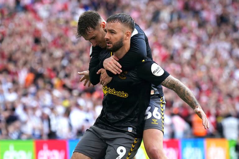 Adam Armstrong festeja con David Brooks el gol de Southampton en la victoria 1-0 ante Leeds en el playoff de ascenso a la Liga Premier