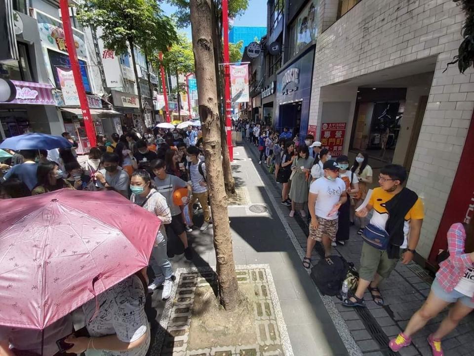 當蕭敬騰到達店裡，所有在外的人都舉起手機，想要拍到老蕭。（讀者提供）