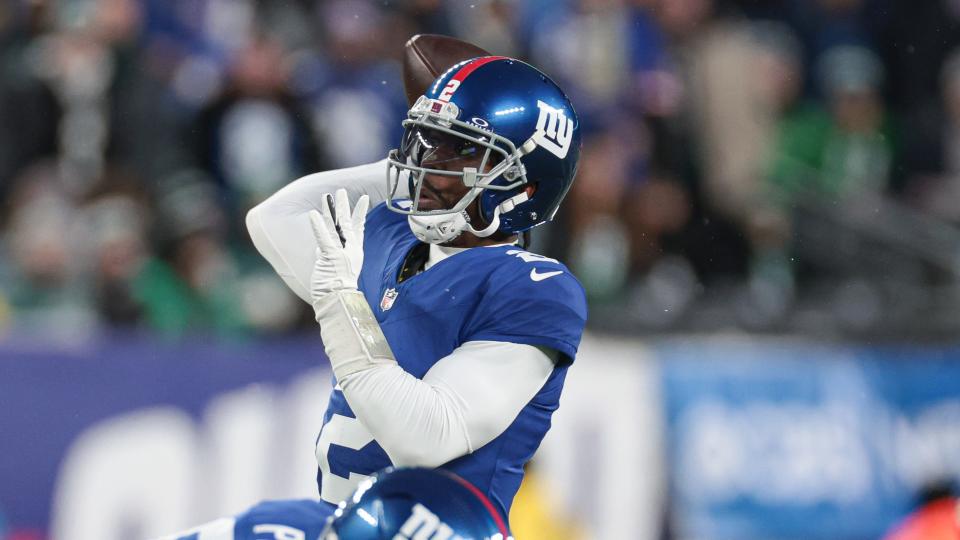 7 de enero de 2024;  East Rutherford, Nueva Jersey, Estados Unidos;  El mariscal de campo de los New York Giants, Tyrod Taylor (2), lanza el balón durante el primer cuarto contra los Philadelphia Eagles en el estadio MetLife.  Crédito obligatorio: Vincent Carchietta-USA TODAY Deportes