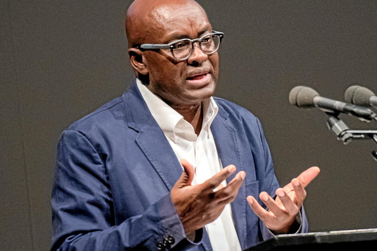 Pour Achille Mbembe, « la démocratie est un bien public mondial. Chacun, en fonction de ses moyens, pays riches et pays pauvres, doit contribuer à son  financement au même titre qu’il participe au financement de la protection de la biodiversité ou de la lutte contre le dérèglement climatique ».  - Credit:DANIEL BOCKWOLDT / DPA / dpa Picture-Alliance via AFP