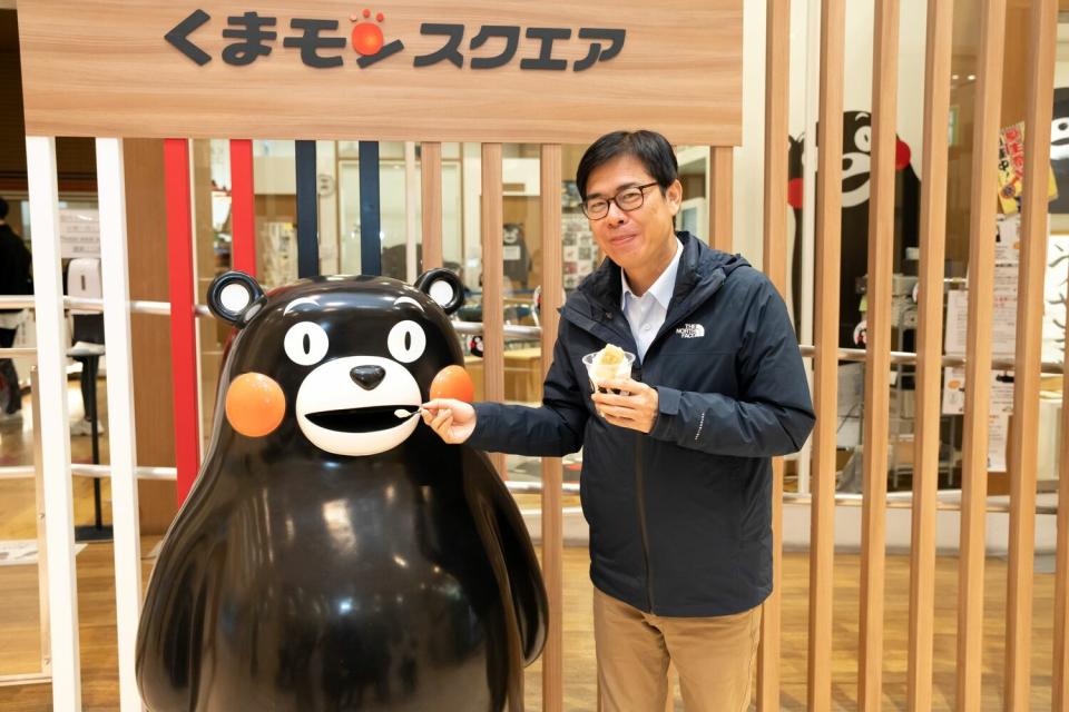 陳其邁(右)作勢餵食熊本熊冰淇淋。   圖：高雄市觀光局/提供