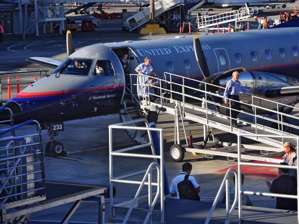 United Express Embraer E120