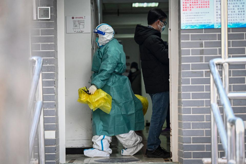 中國大陸疫情再度爆發，北京的發燒門診每天都有清不完的醫療垃圾。圖片來源：Getty Images，12/20
