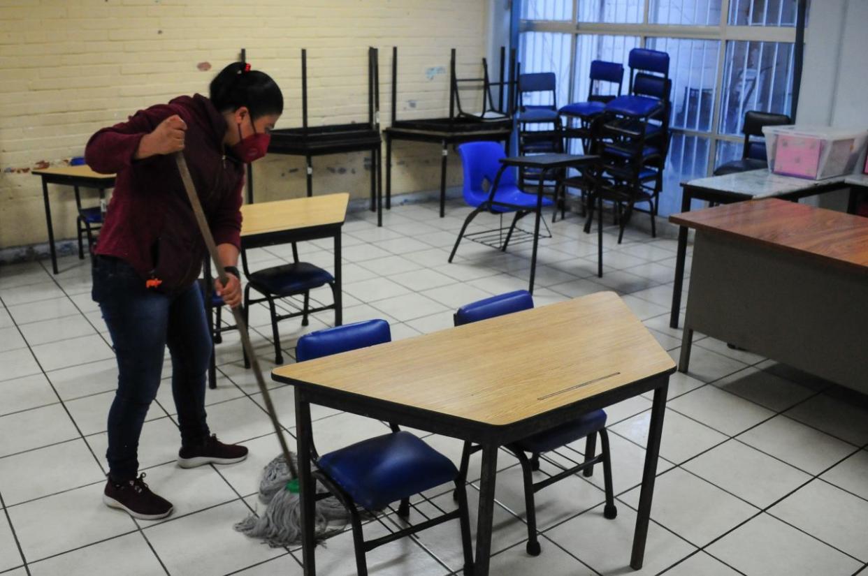 Para regreso a clases, escuelas piden que papás limpien salones a diario