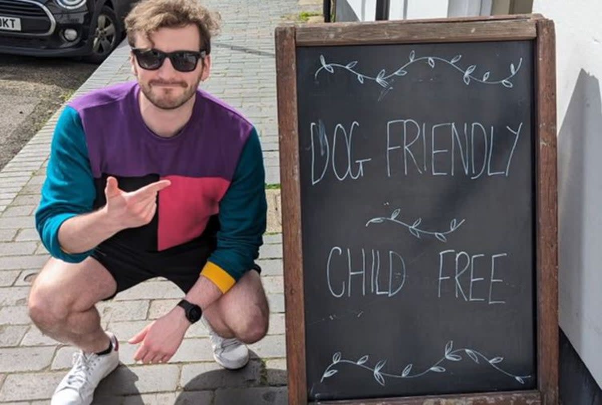 A pub sign in St Albans has sparked a debate over whether children should be welcome in pubs (X / ItsThatEM)