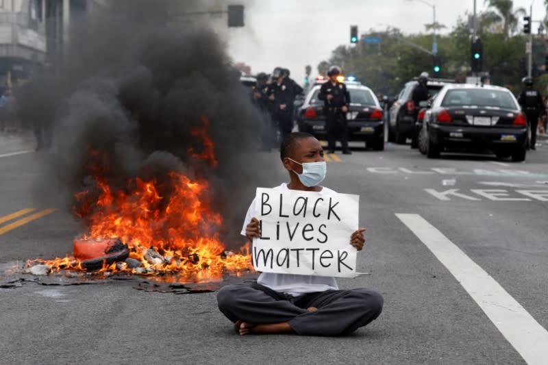 Un manifestante sostiene una pancarta, en Los Ángeles, California