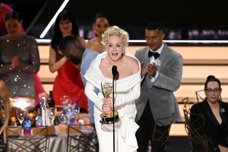 Jean Smart y otro premio que celebra su enorme trabajo en Hacks. (Photo by Patrick T. FALLON / AFP)